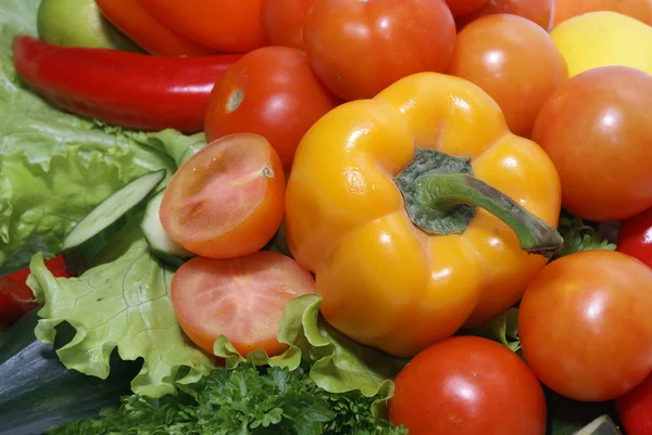 Frisches, schmackhaftes Gemüse isoliert auf weiß lizenzfreie Stockbilder