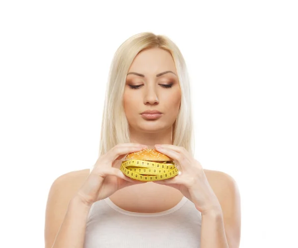 ハンバーガーを持つ若い魅力的な女性 ストック写真