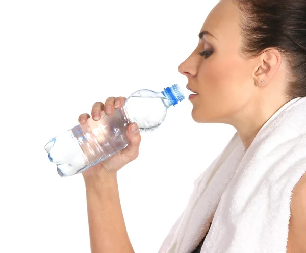 Joven y atractiva deportista bebiendo agua Imágenes de stock libres de derechos