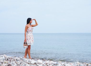 denize yakın genç güzel kadın