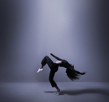 genç ve çekici modern dansçı
