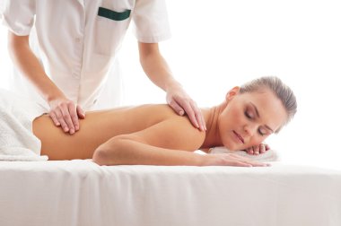 kaplıca tedavisi alma çekici genç bir kadın