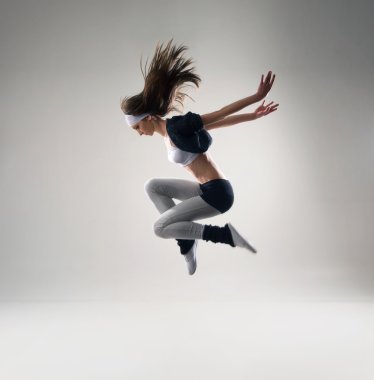 genç ve çekici modern dansçı