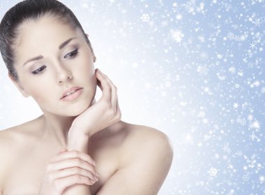 beyaz izole çekici genç bir kadın portresi