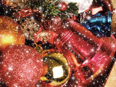 geleneksel süslemeleri ve kar Noel arka plan