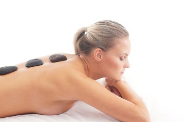 Beyaz arka plan üzerinde kaplıca tedavisi almak çekici genç bir kadın