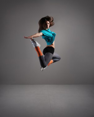 genç ve çekici modern dansçı