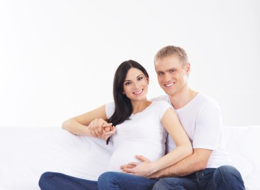 Genç ve çekici bir çift: hamile anne ve mutlu baba.