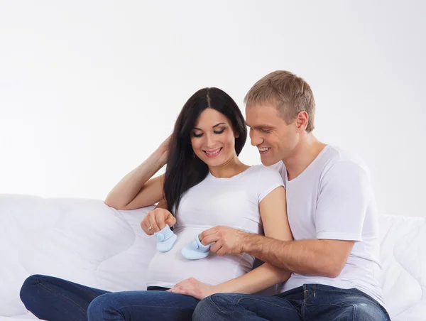 Young attractive couple: pregnant mother and happy father — Stock Photo, Image