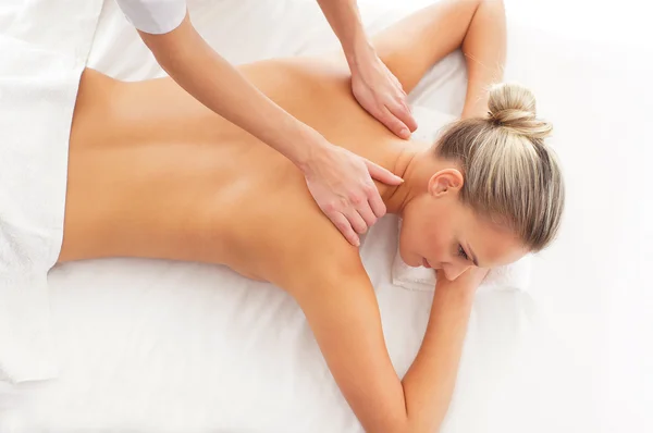 Attraktive Frau bekommt Massage-Behandlung — Stockfoto