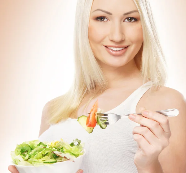 Aantrekkelijk meisje met vers en smakelijk salade — Stockfoto