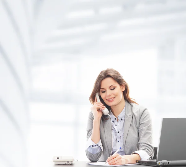 Geschäftsfrau im Büro isoliert auf weiß — Stockfoto