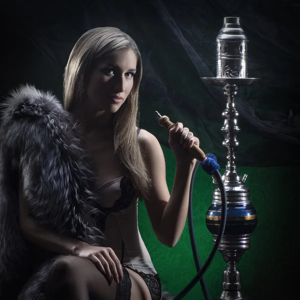 Junge sexy Frau in Luxusunterwäsche, die Wasserpfeife raucht — Stockfoto