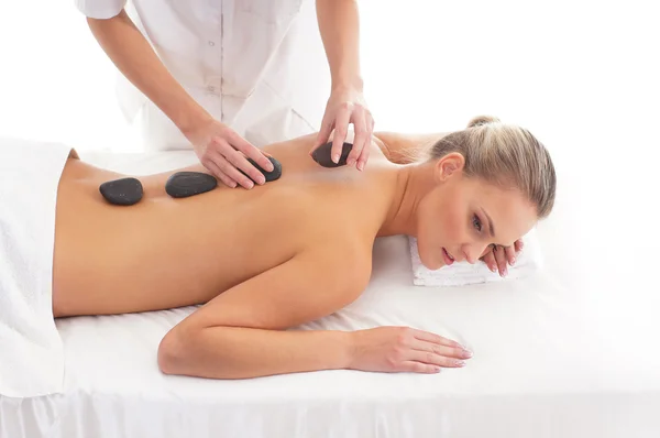 Ung attraktiv kvinna att få spa-behandling — Stockfoto