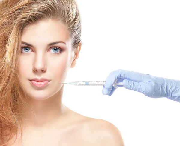 Mooie vrouw krijgt een injectie in haar gezicht — Stockfoto