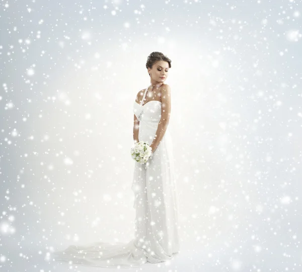 Braut mit dem Strauß weißer Rosen — Stockfoto
