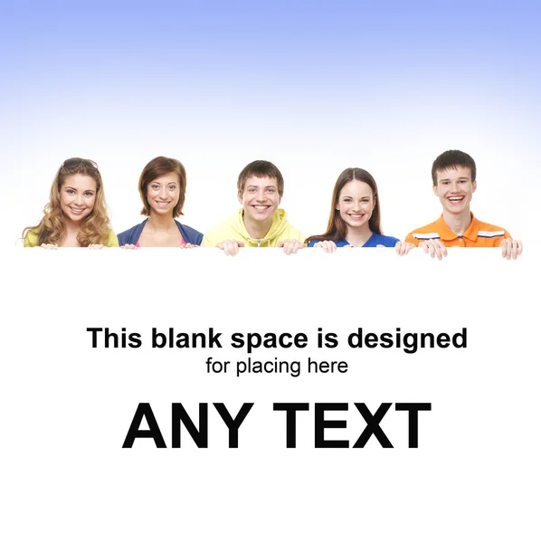 Група підлітків з гігантським чистим білим рекламним щитом — стокове фото