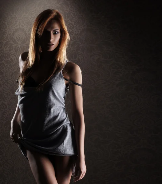 レトロな背景の上の若いセクシーな女性 — ストック写真