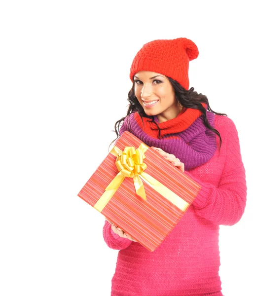 Junge und schöne Frau hält ein schönes Weihnachtsgeschenk in der Hand — Stockfoto