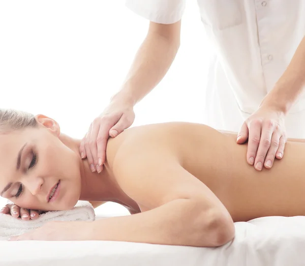 Junge attraktive Frau bekommt Massage Behandlung über weißen ba — Stockfoto