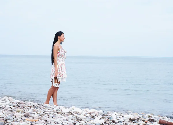 Young beautiful woman near the sea — Stock Photo, Image