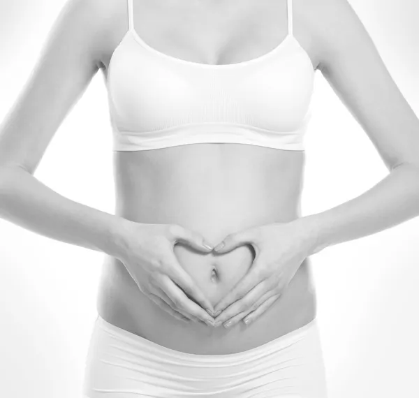 Bela barriga de jovem mulher grávida atraente sobre ba branco — Fotografia de Stock
