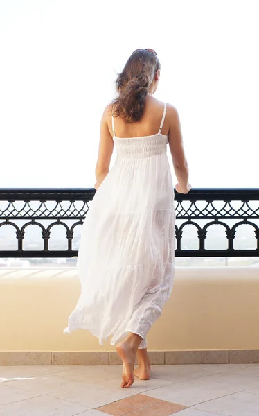 Young attractive woman chilling at the turist resort — Stock Photo, Image