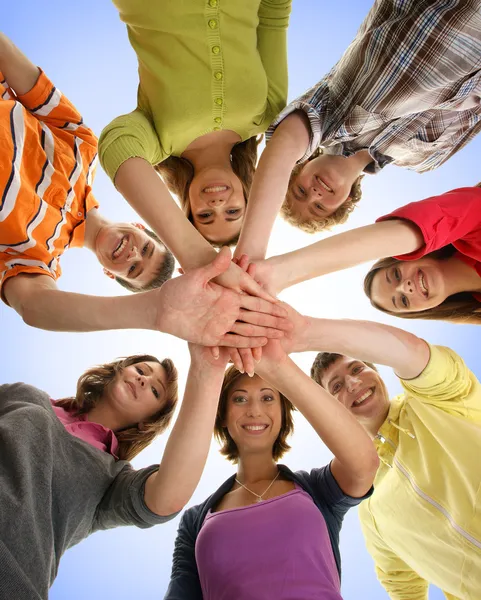 Grupo de adolescentes sonrientes permaneciendo juntos y mirando a Camer — Foto de Stock