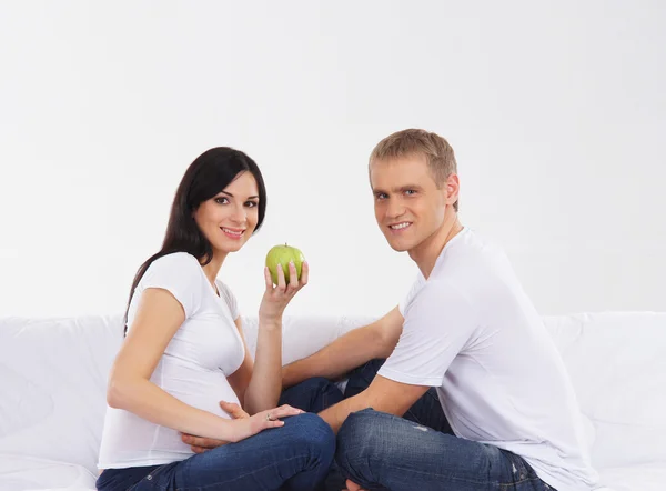年轻漂亮的夫妇：怀孕的母亲和快乐的父亲 — 图库照片