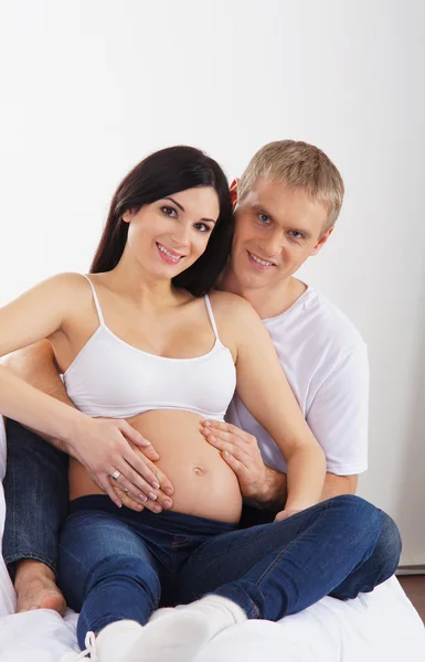 Mladý atraktivní pár: těhotná matka a šťastný otec — Stock fotografie