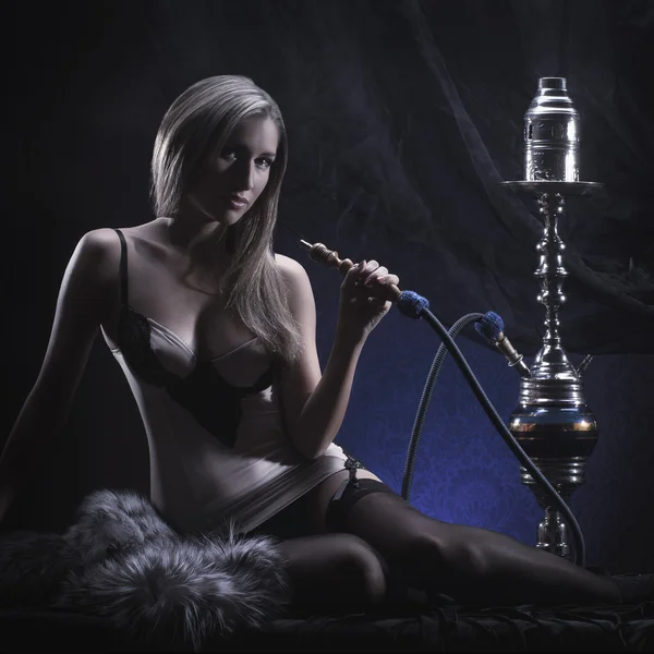 Mladá sexy žena v luxusním prádle kouření vodní dýmka — Stock fotografie