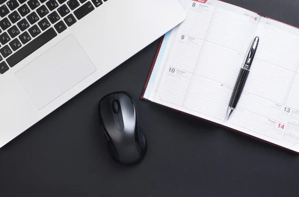 Laptop, mouse and the diary on the table — Stock Photo, Image