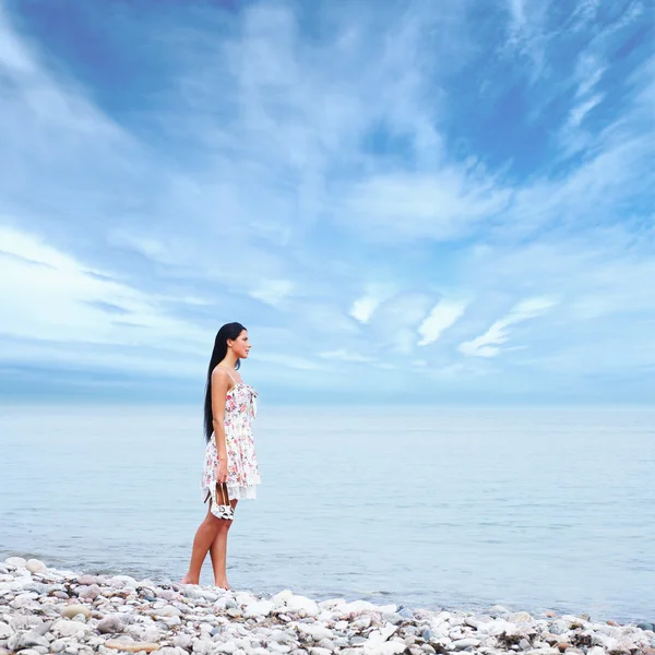 年轻漂亮的女人在海边 — 图库照片