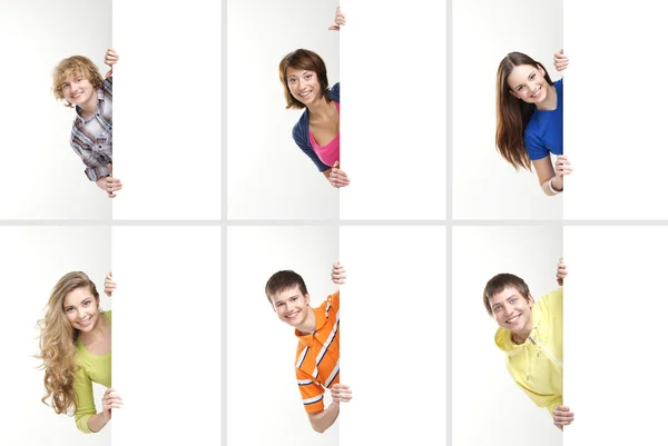 Conjunto de adolescentes con una cartelera gigante, en blanco, blanca — Foto de Stock