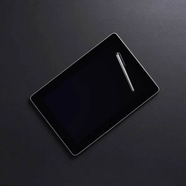 Una tableta PC sobre el fondo negro — Foto de Stock