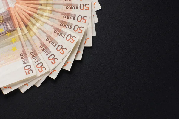 Een heleboel Europees geld op zwarte achtergrond — Stockfoto