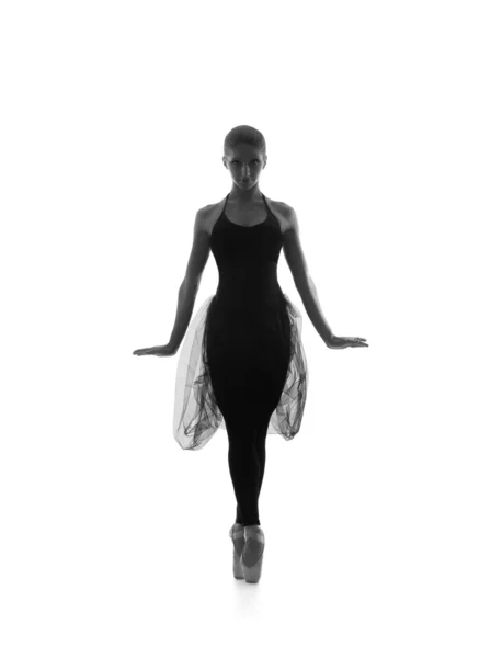 年轻美丽的芭蕾舞演员的黑色和白色痕迹 — 图库照片
