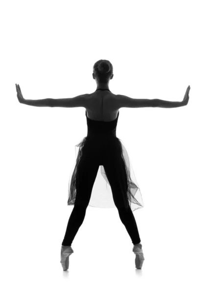 Černé a bílé stopy mladé krásné baletky — Stock fotografie