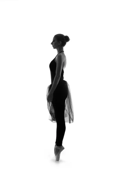 Genç güzel balerin siyah-beyaz bir iz — Stok fotoğraf