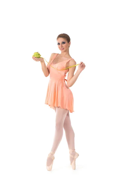 Jeune et belle ballerine dansant avec un ruban à mesurer et pomme sur — Photo