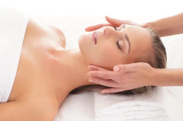 Mooie gezonde vrouw krijgen spa-behandeling — Stockfoto