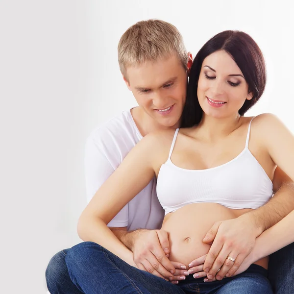 Mooie zwangere vrouw en haar man — Stockfoto