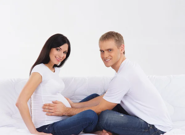 Mladý atraktivní pár: těhotná matka a šťastný otec — Stock fotografie