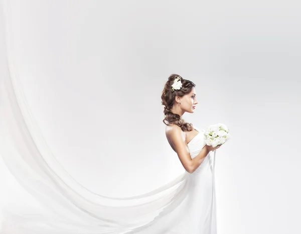 白いバラの花束と若い魅力的な花嫁 — ストック写真