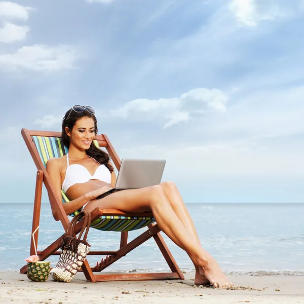 notebook pc rel olan genç, sportif, güzel ve seksi kadın