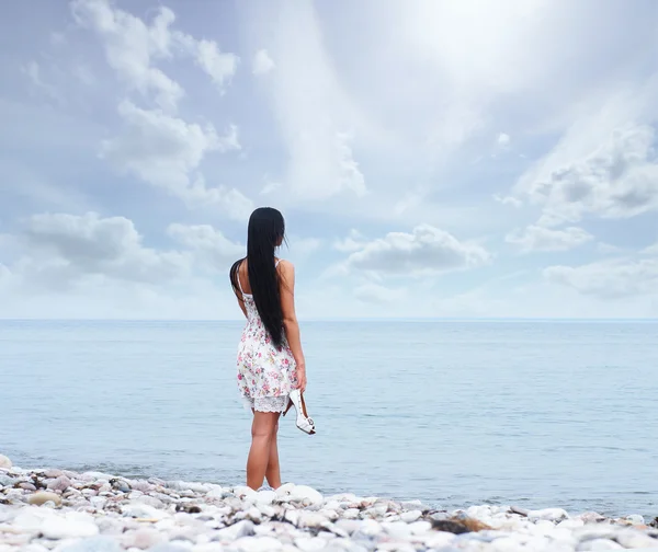 Ung vacker kvinna nära havet — Stockfoto