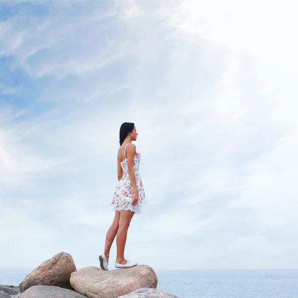 Mladá krásná žena, v blízkosti moře — Stock fotografie