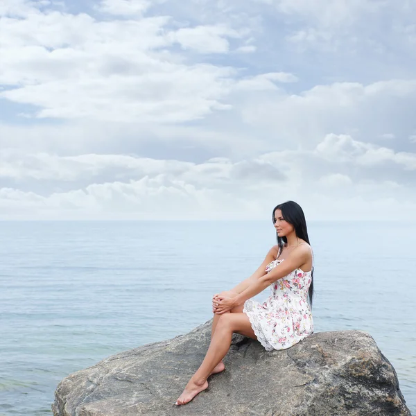 Young beautiful woman near the sea — Stock Photo, Image