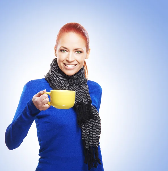 Mladá atraktivní žena pití čaje — Stock fotografie