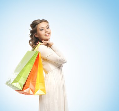 güzel bir kadın ile parlak alışveriş torbaları